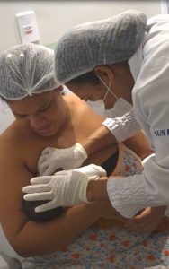 Após seis gestações sem amamentar, mãe realiza sonho com o sétimo filho no Hospital Materno-Infantil de Ilhéus