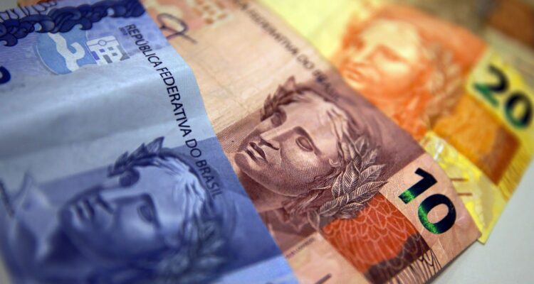 Aposentados e pensionistas do INSS começam a receber 13º nesta sexta