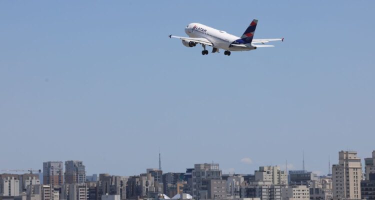 Cade investiga possível alinhamento de preços entre Latam e Gol