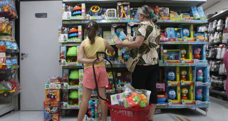 Confiança do Consumidor registra segunda alta consecutiva, diz FGV