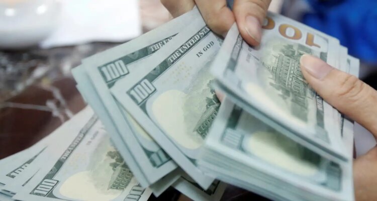 Dólar fecha abaixo de R$ 5, e bolsa cai com cautela global