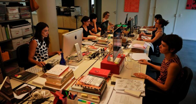 Emprego feminino aumenta 11%, mas desigualdade salarial persiste