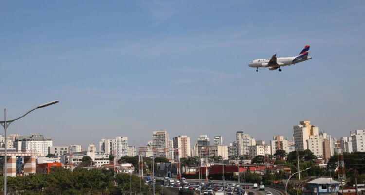 Empresas aéreas terão linha de crédito para enfrentar alta de custos