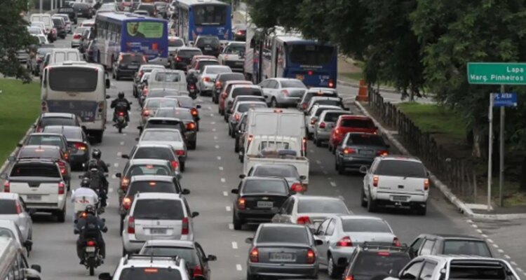 Gasolina e alimentos pressionam, e prévia da inflação sobe para 0,89%