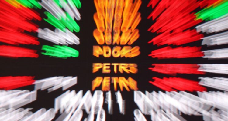 Bolsa cai 1,19%, e dólar fecha estável com tensão no Oriente Médio
