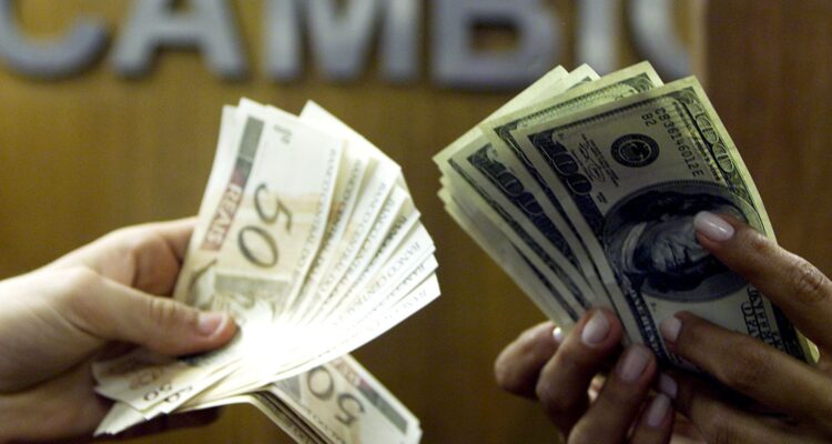 Dólar cai e fecha abaixo de R$ 5, após recuo de Trump no Irã