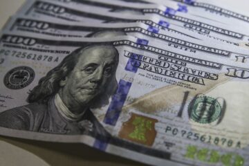Dólar cai para R$ 4,95 e fecha no menor valor em dois anos