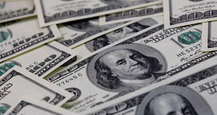 Dólar cai para R$ 4,98, e bolsa sobe em dia de alívio