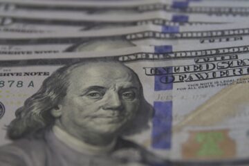 Dólar cai para R$ 5,03 com alívio geopolítico e foco nos EUA