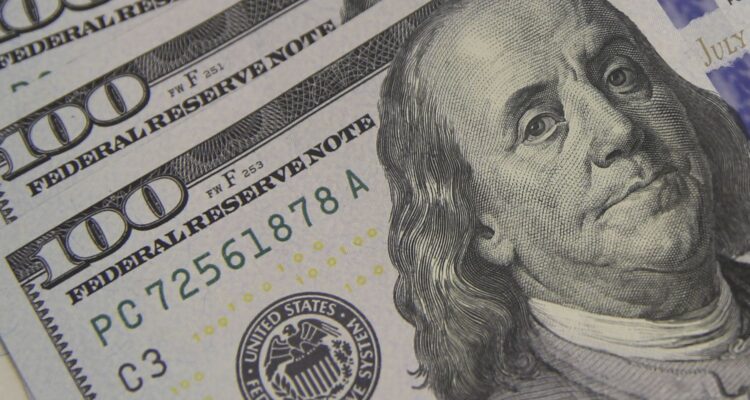 Dólar sobe a R$ 5,06, e bolsa cai com tensão global e ruído político