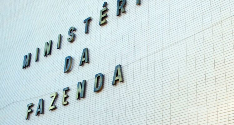 Fazenda eleva para 4,5% estimativa de inflação com guerra e petróleo