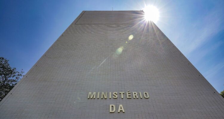 Governo bloqueia R$ 22,1 bi do Orçamento de 2026