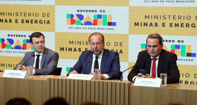 Governo cria subsídio de até R$ 0,89 para segurar preço da gasolina