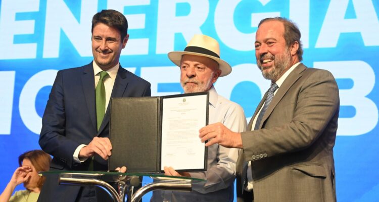 Governo renova contratos com distribuidoras de energia em 13 estados