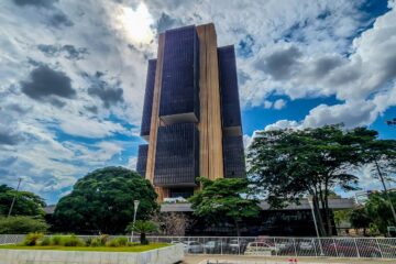 Juros pressionam a dívida mais que gastos públicos, dizem economistas