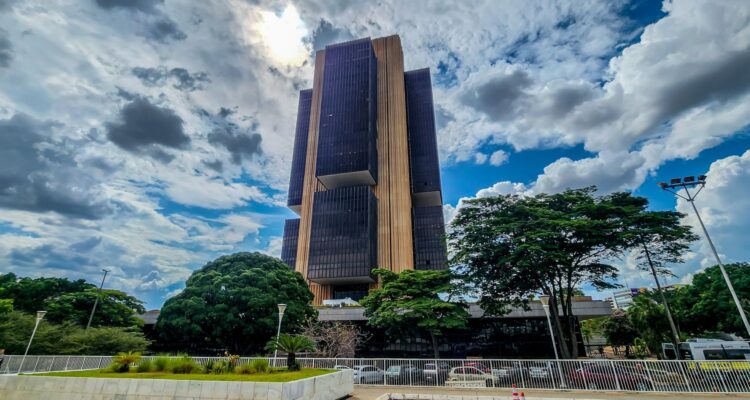 Juros pressionam a dívida mais que gastos públicos, dizem economistas