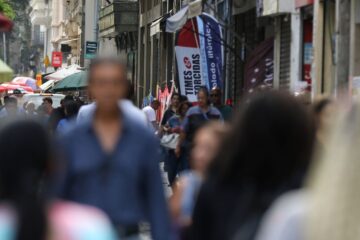 Taxa de desemprego de pretos é 55% maior que a de brancos, revela IBGE