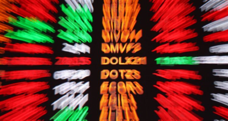 Bolsa sobe 1,16%, e dólar cai para R$ 5, apesar de medida dos EUA