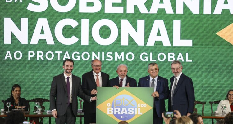 "Brasil não abaixa a cabeça", diz Durigan ao defender soberania e Pix
