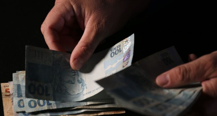 Brasileiros sacaram em abril R$ 482,8 milhões esquecidos em bancos