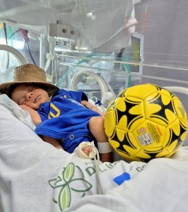 Clima de Copa do Mundo toma conta dos recém-nascidos do Hospital Materno-Infantil Dr. Joaquim Sampaio, em Ilhéus
