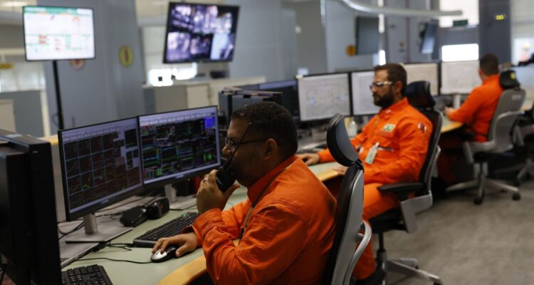 Com emprego aquecido, subutilização é a menor da história; entenda