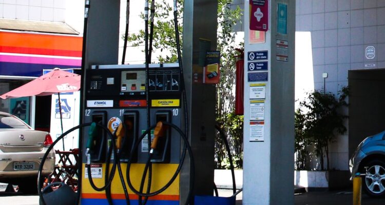 Concorrência do etanol e subvenção fazem preço da gasolina cair