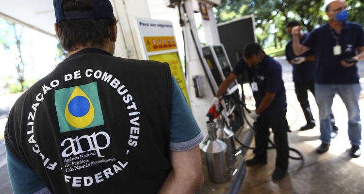 Em três meses, ANP fez 21 autuações por preço abusivo de combustível