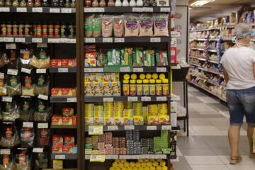 Fabricação de produto alimentício gerou mais emprego em 2024, diz IBGE