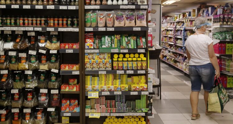 Fabricação de produto alimentício gerou mais emprego em 2024, diz IBGE