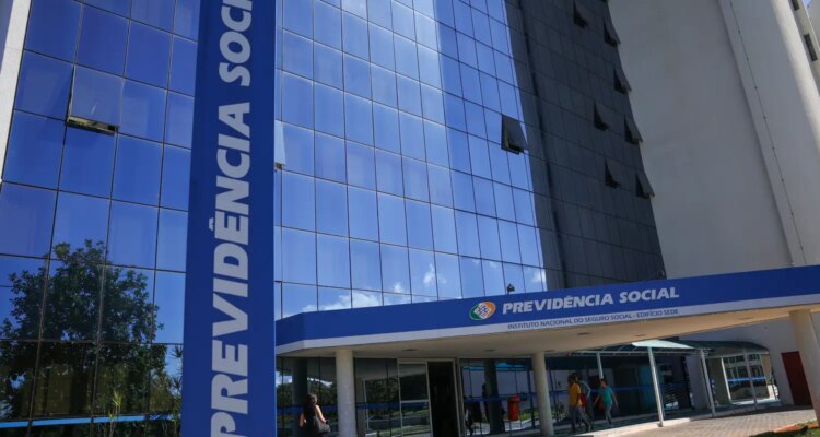 Fila do INSS cai ao menor nível em 21 meses, com 1,8 milhão de pedidos