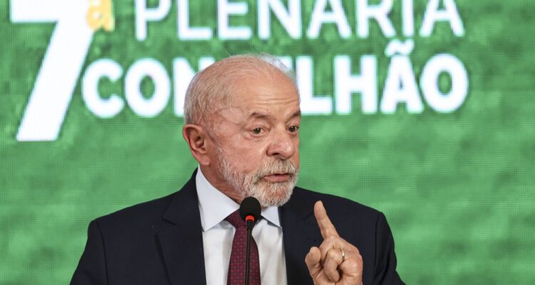 Governo estuda devolução de celular roubado nos Correios, diz Lula