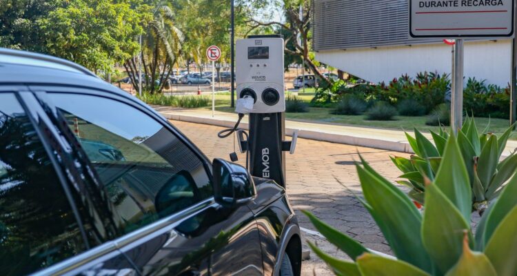Governo mantém elevação de tarifas a carro elétrico e renova cota zero
