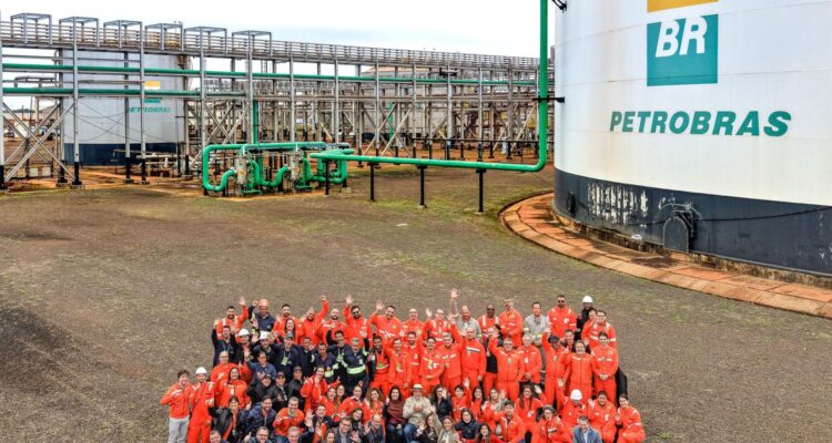 Lula assina contratos para retomar obra em fábrica de fertilizantes