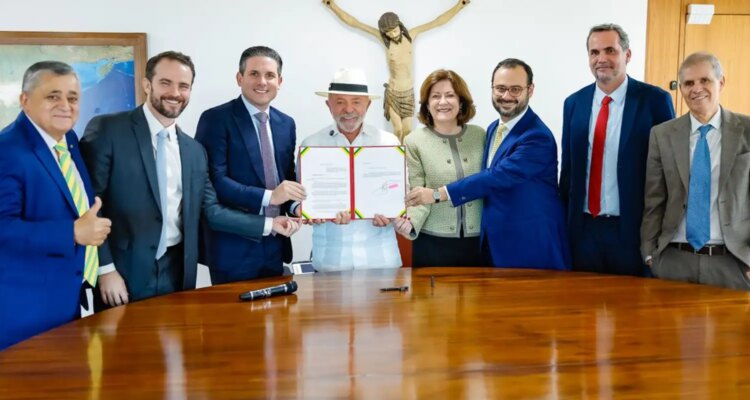 Lula entrega a Motta projeto para beneficiar MEIs