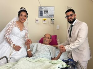 No Hospital Regional da Chapada, noiva recebe bênção do avô internado antes do casamento