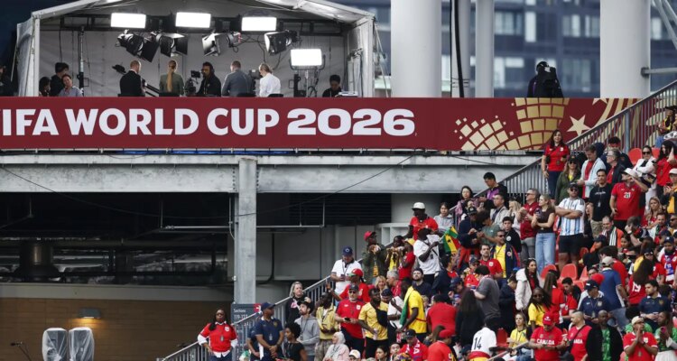 Paixão pelo futebol expõe população à publicidade de bets, alerta Idec