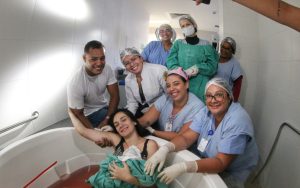 Parto na banheira alia conforto, segurança e acolhimento na Maternidade Regional de Camaçari