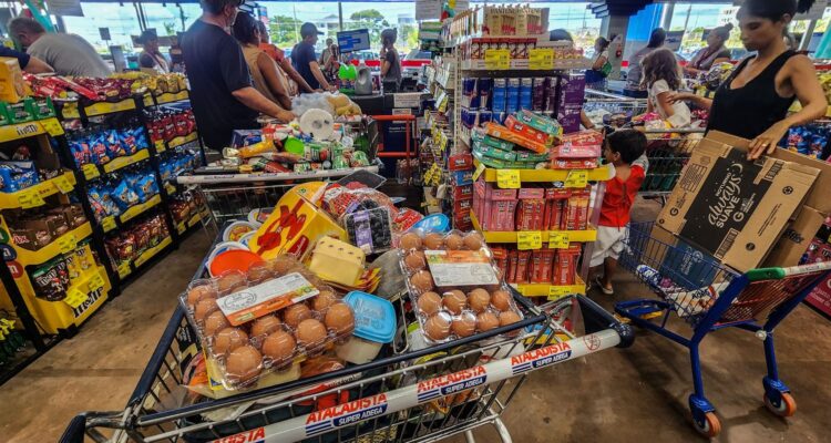 Prévia da inflação perde força pelo 2º mês e fecha abril em 0,41%