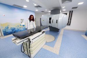 Radioterapia passa a integrar atendimento do Hospital do Oeste e amplia assistência oncológica na região