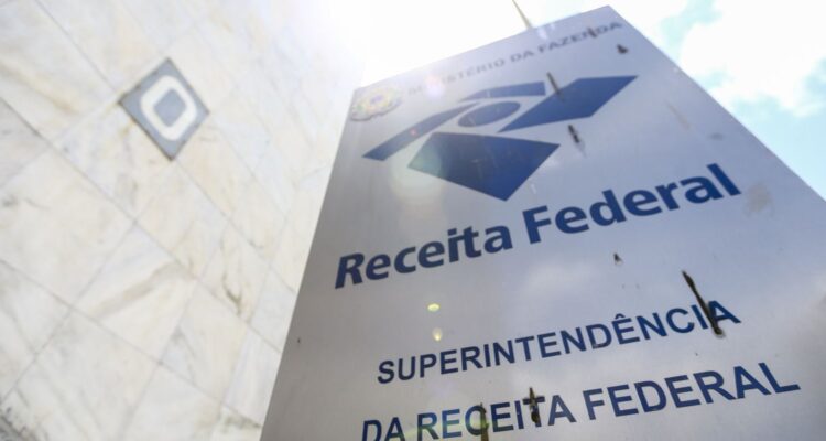 Receita paga lote especial de restituição automática em julho