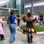 Voluntariado Einstein leva alegria junina e celebra o Dia dos Namorados com pacientes do Hospital Ortopédico do Estado da Bahia