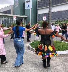 Voluntariado Einstein leva alegria junina e celebra o Dia dos Namorados com pacientes do Hospital Ortopédico do Estado da Bahia
