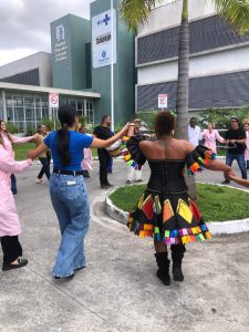Voluntariado Einstein leva alegria junina e celebra o Dia dos Namorados com pacientes do Hospital Ortopédico do Estado da Bahia