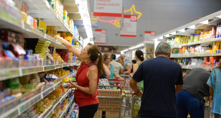 Cesta básica fica mais cara em 17 capitais brasileiras em junho