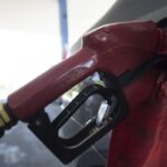 Com nova alta mundial do petróleo, governo mantém desconto na gasolina