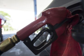 Com nova alta mundial do petróleo, governo mantém desconto na gasolina