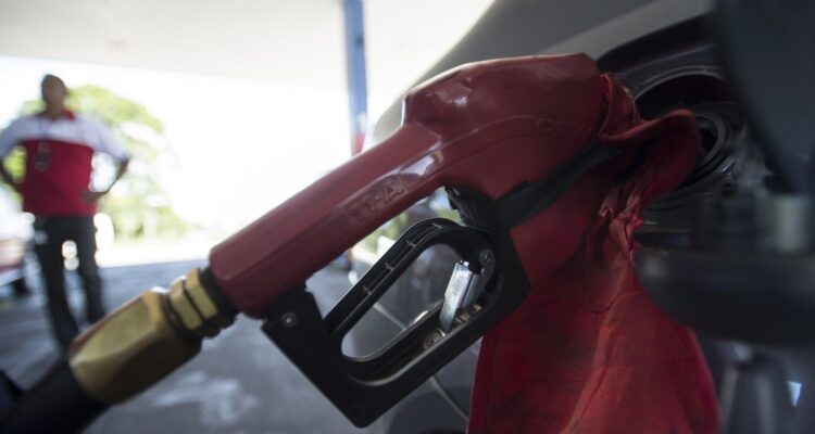 Com nova alta mundial do petróleo, governo mantém desconto na gasolina