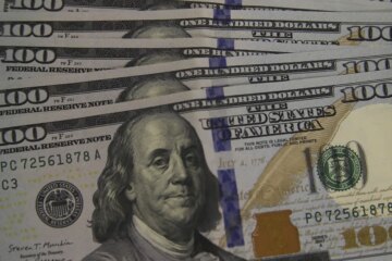 Dólar cai a R$ 5,13, e bolsa recua em dia de ajuste no mercado