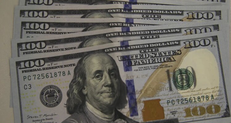 Dólar cai a R$ 5,13, e bolsa recua em dia de ajuste no mercado